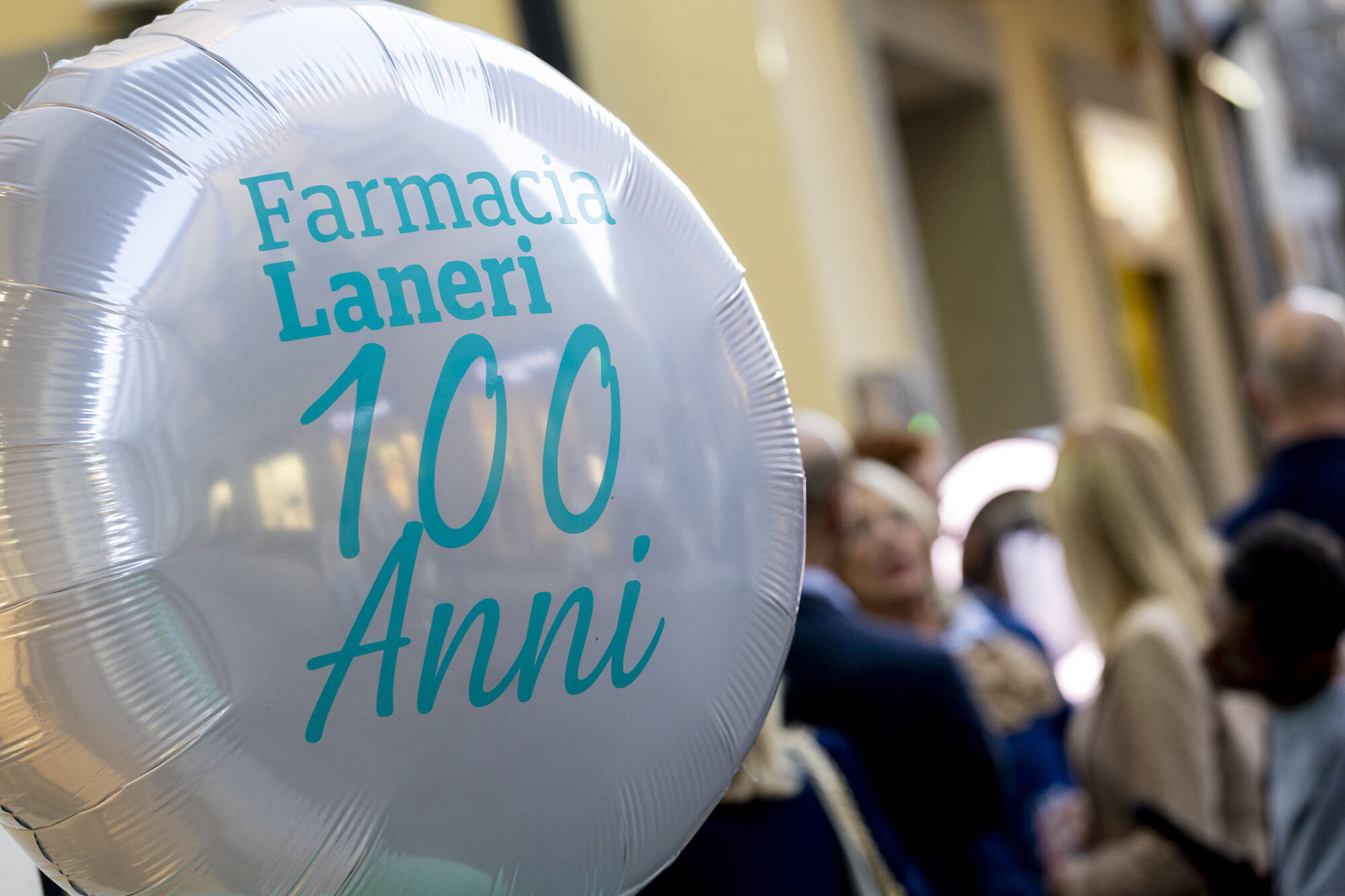 La storica Farmacia Laneri compie 100 anni e si rifà il look!